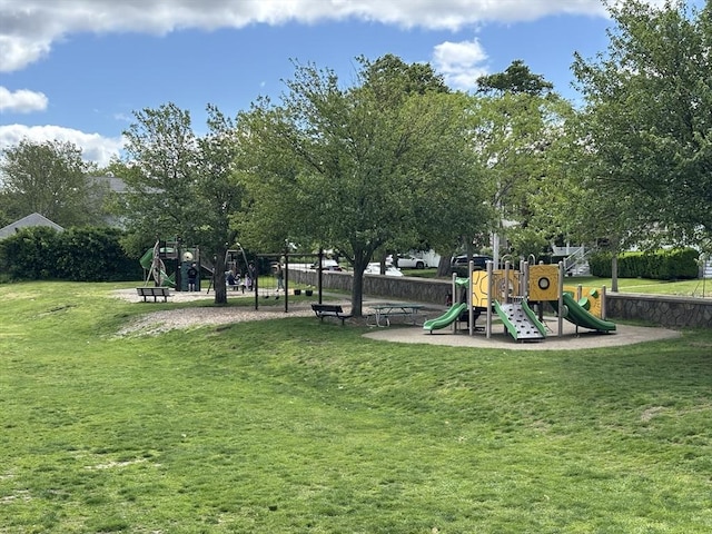 24 Neponset Rd, Quincy, MA 02169 - community jungle gym with a yard