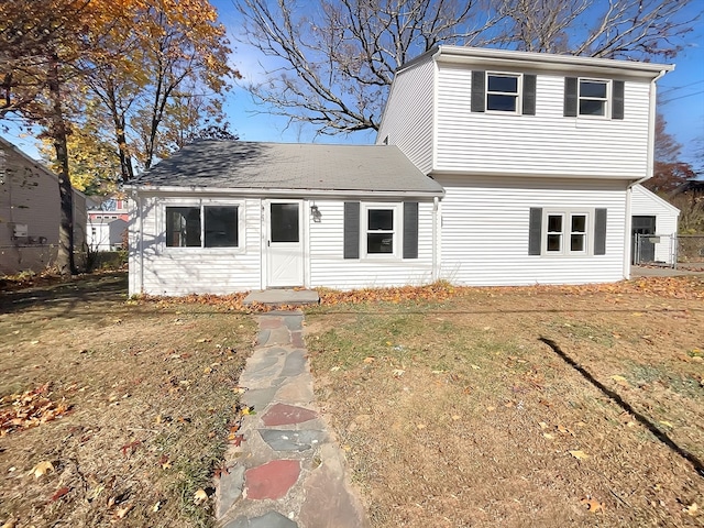 view of front property featuring a front yard