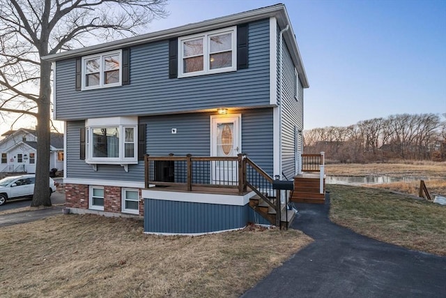 view of front of property with a front yard