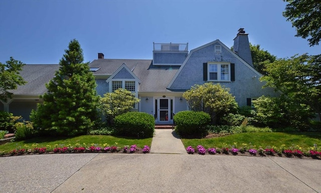 view of front of property with a front yard