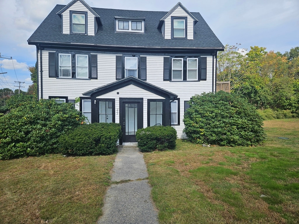 view of front of home featuring a front yard