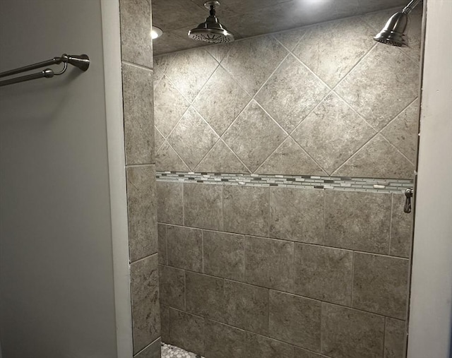 bathroom featuring tiled shower