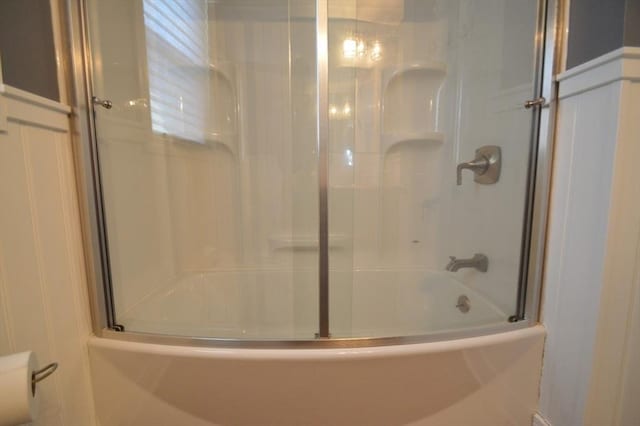 bathroom with washtub / shower combination