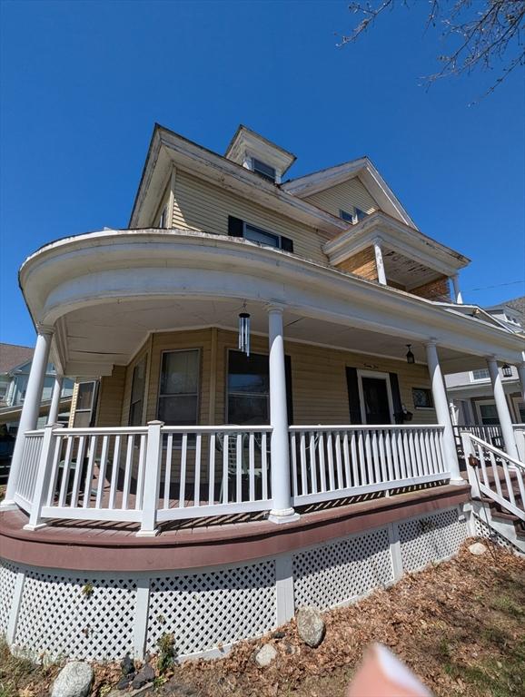 view of front facade with covered porch