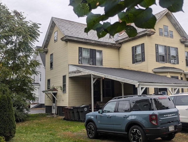view of front of home with a front lawn