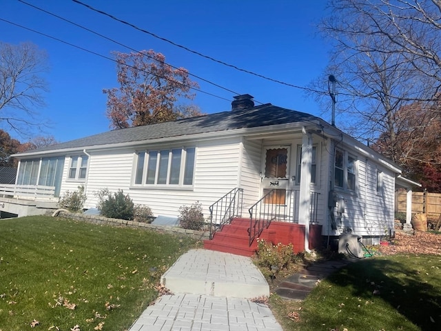 view of front of house featuring a front lawn