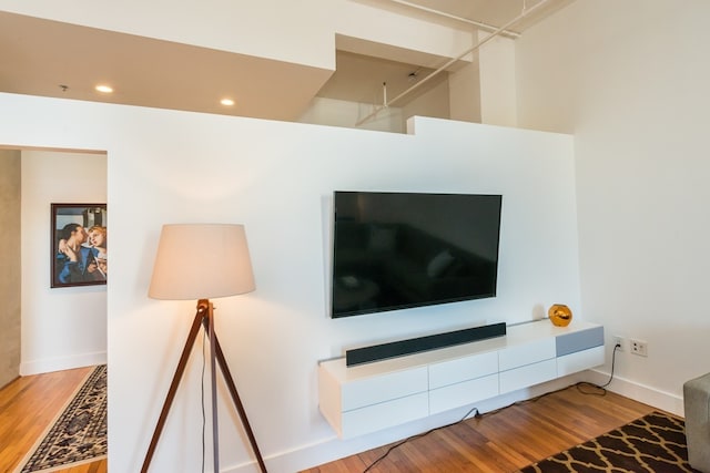 living room with baseboards, recessed lighting, and wood finished floors