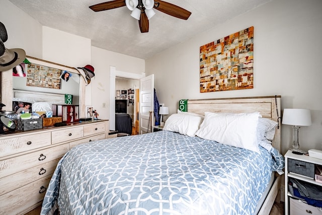 bedroom featuring ceiling fan and a textured ceiling