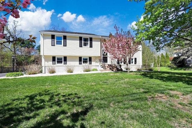 view of front of house featuring a front yard