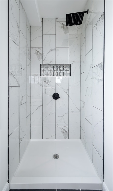 bathroom featuring a tile shower