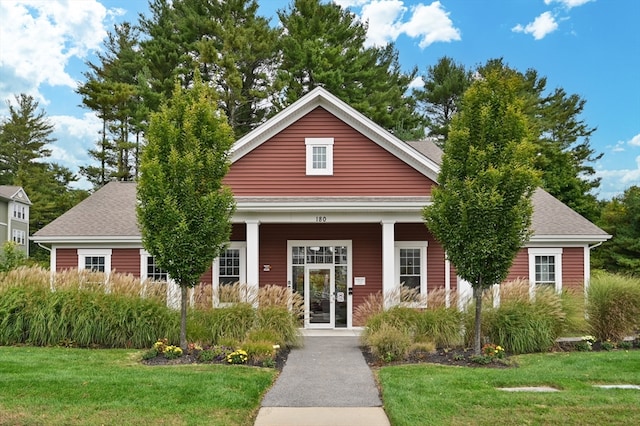 view of front facade featuring a front lawn