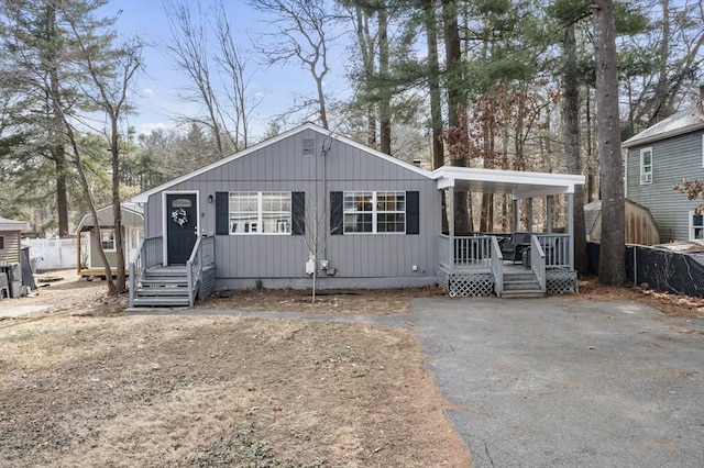 view of front facade with driveway