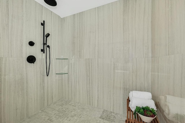 bathroom featuring tiled shower