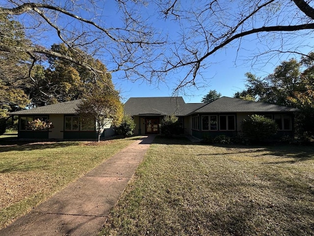 ranch-style house featuring a front yard