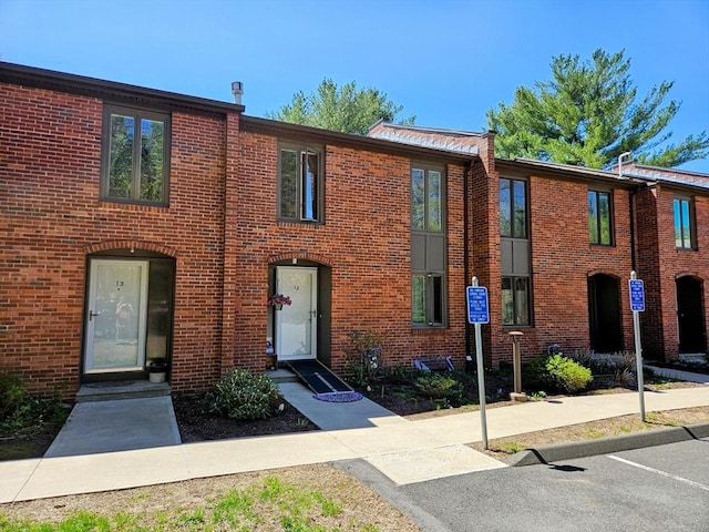 12 Sutton Ct Unit 12, Amherst, MA 01002 - townhome / multi-family property featuring brick siding