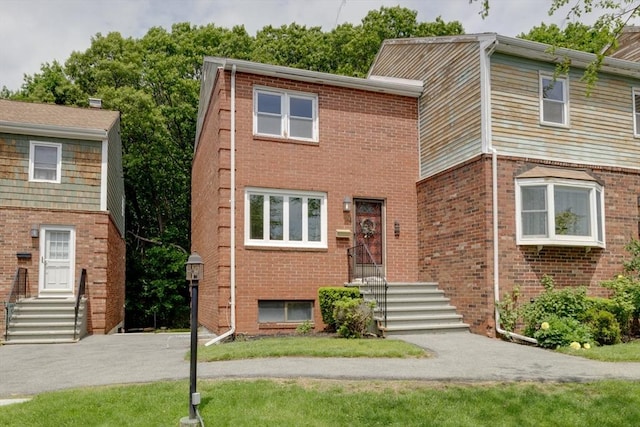 6 Loring Hills Ave Unit G4, Salem, MA 01970 - view of property with brick siding and a front yard
