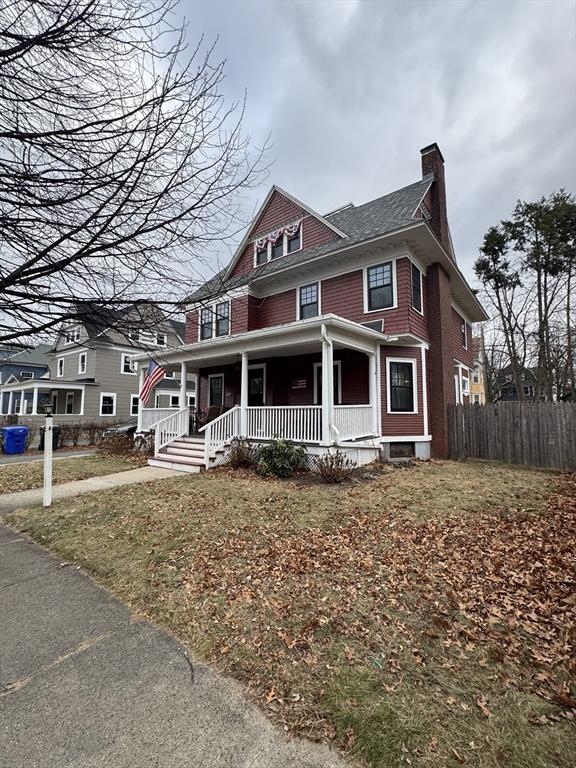 view of front of house featuring a porch and a front lawn