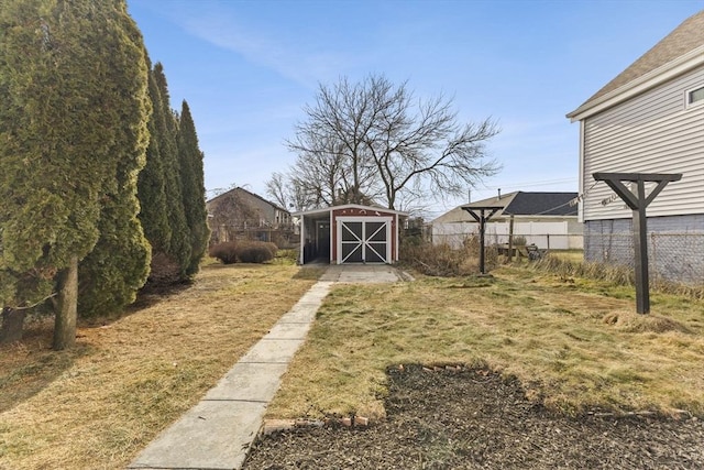 view of yard featuring a storage unit