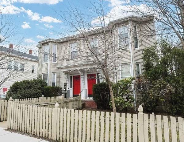 view of front of home featuring a fenced front yard