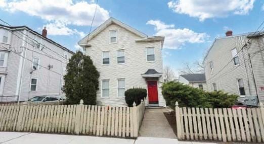 view of front of house featuring a fenced front yard
