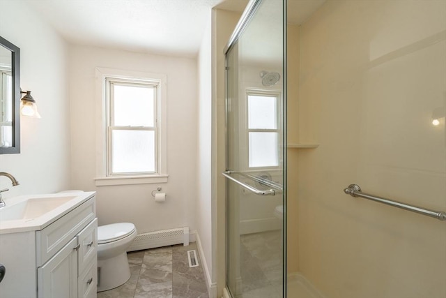 full bath with toilet, baseboard heating, visible vents, and a healthy amount of sunlight