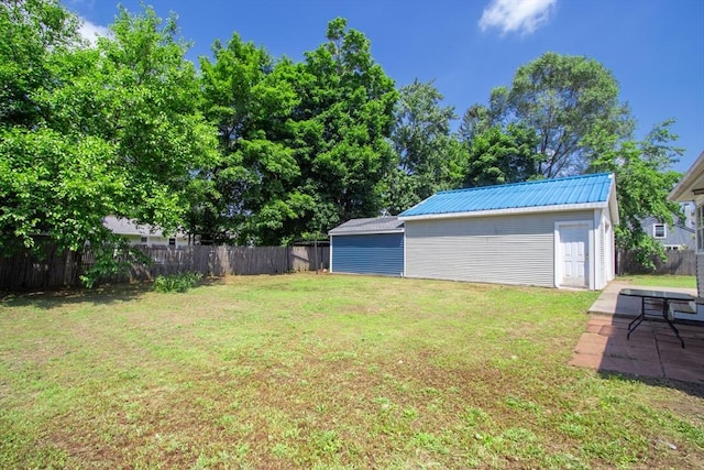 view of yard featuring a patio area