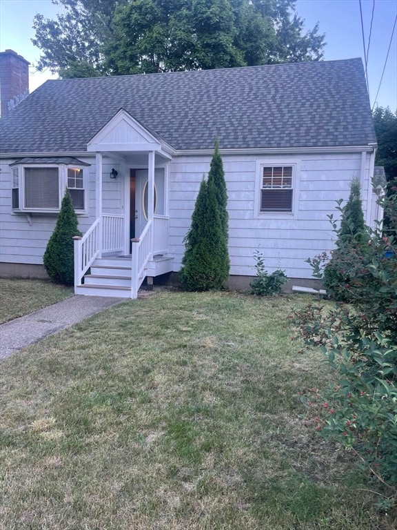 view of front of house featuring a front lawn