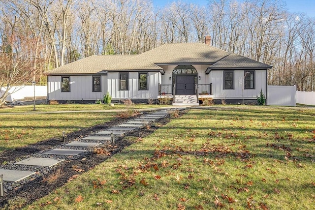 view of front of property featuring a front yard