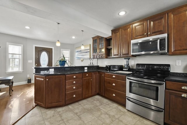 kitchen with stainless steel appliances, recessed lighting, and a peninsula