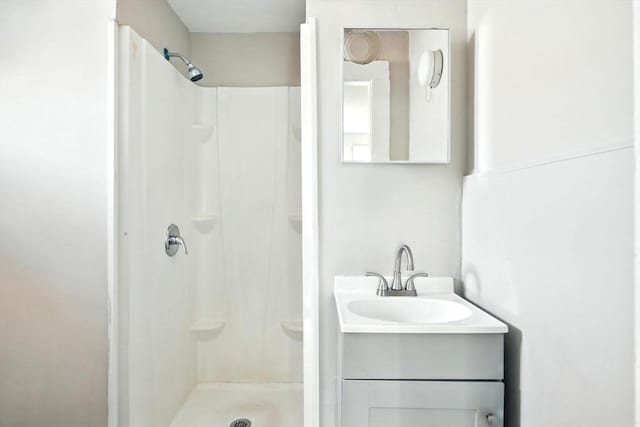 12-14 Kendall St, Springfield, MA 01104 - full bath with a shower and vanity