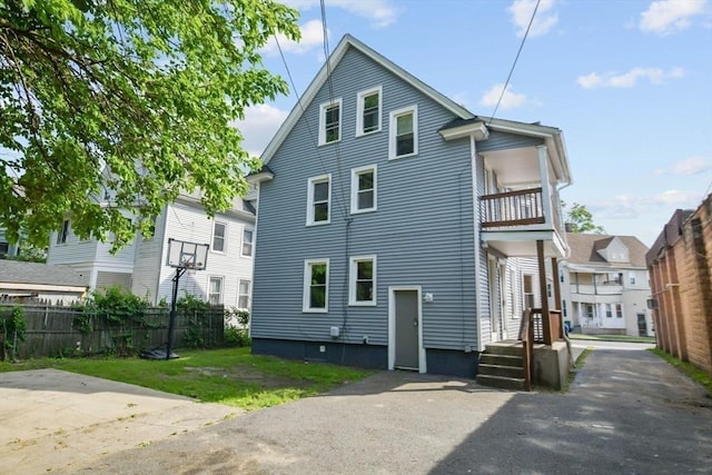 12-14 Kendall St, Springfield, MA 01104 - rear view of house featuring a balcony