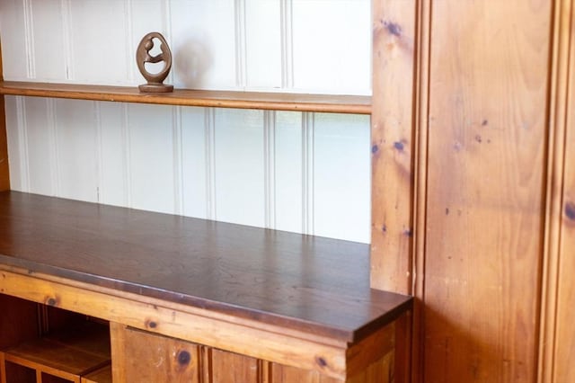13 Clarks Rd, Amesbury, MA 01913 - detailed view of a decorative wall
