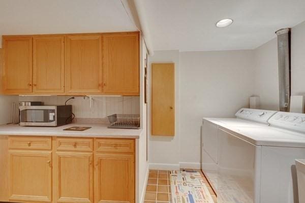 laundry room featuring light tile patterned floors, recessed lighting, laundry area, baseboards, and independent washer and dryer