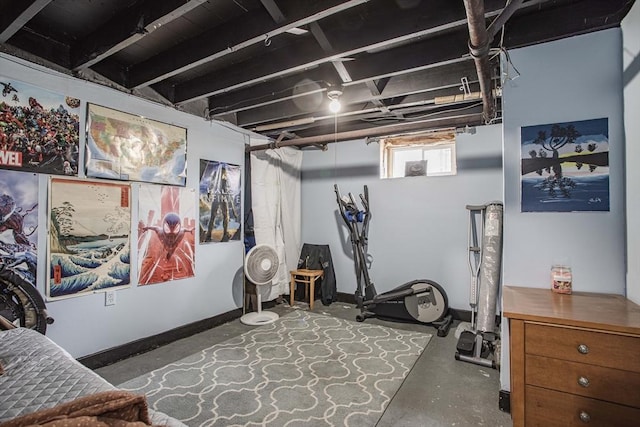 exercise room featuring baseboards