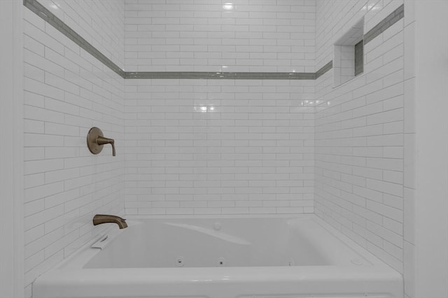 bathroom featuring tiled shower / bath