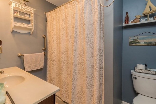 bathroom featuring a shower with curtain, toilet, and sink