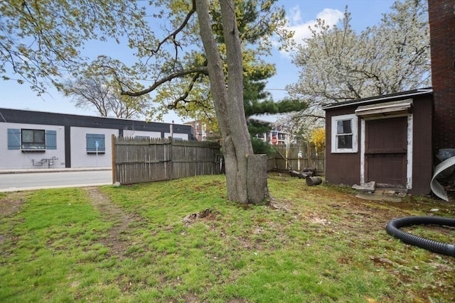 view of yard featuring fence and an outbuilding