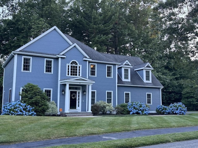 colonial home featuring a front lawn