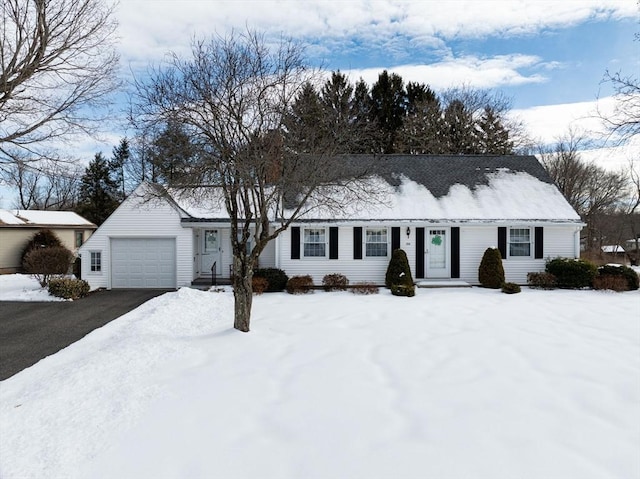 view of front facade featuring a garage and aphalt driveway