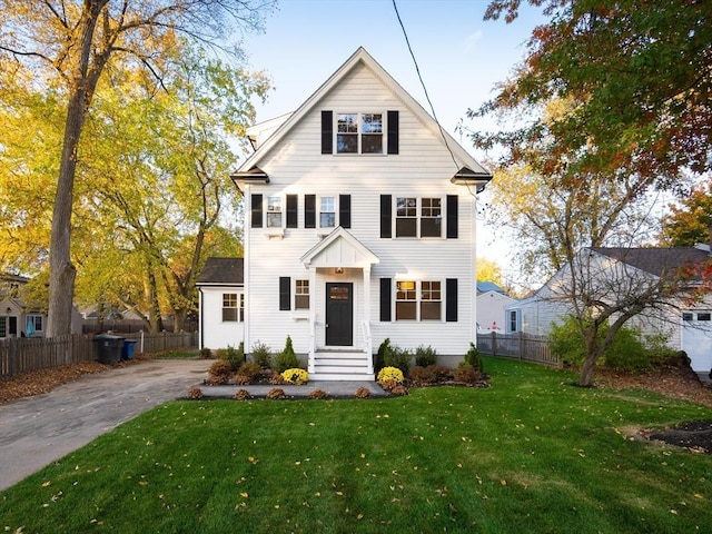 view of front of house featuring a front lawn