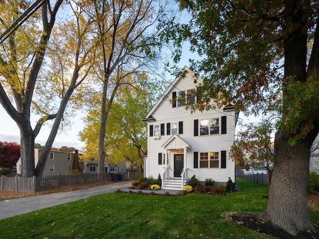 view of front facade featuring a front yard