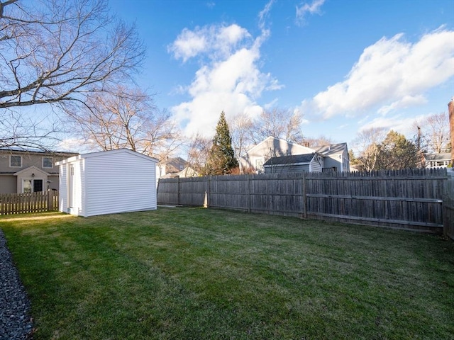 view of yard featuring a storage shed