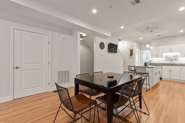 dining room featuring recessed lighting, baseboards, light wood finished floors, and visible vents