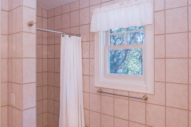 bathroom featuring a tile shower