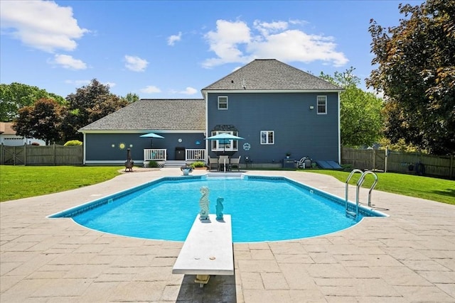 27 Crestview Dr, Uxbridge, MA 01569 - view of swimming pool featuring a patio area and a diving board