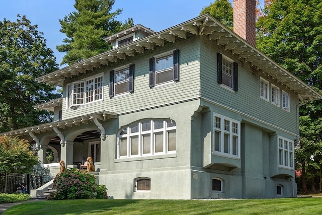 view of front of house with a front yard