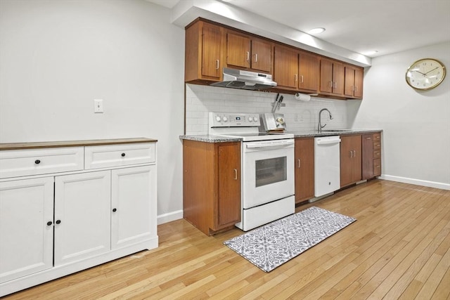 147 Butternut Holw Unit 147, Acton, MA 01718 - kitchen with white appliances, under cabinet range hood, baseboards, tasteful backsplash, and recessed lighting