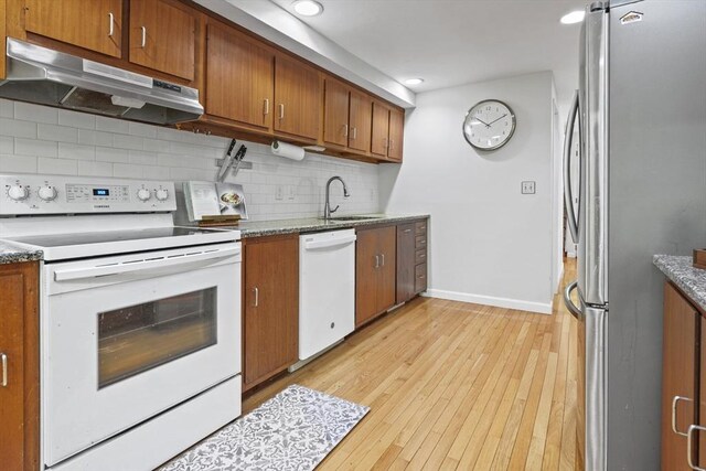 147 Butternut Holw Unit 147, Acton, MA 01718 - kitchen with white appliances, under cabinet range hood, a sink, brown cabinetry, and recessed lighting
