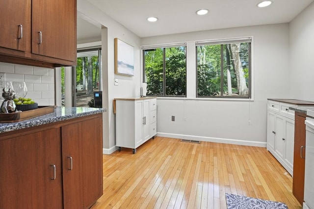 147 Butternut Holw Unit 147, Acton, MA 01718 - kitchen with plenty of natural light, tasteful backsplash, light wood-type flooring, and recessed lighting