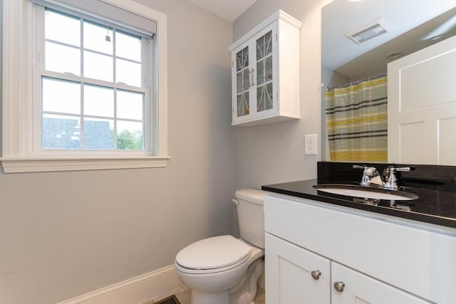 full bathroom with vanity, toilet, baseboards, and a shower with shower curtain